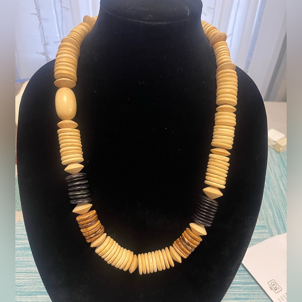 🐥 Vintage Cream, Brown and Wood Black Beaded Necklace - Picture 4 of 5